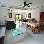 Corner Villa - Pattaya Holiday House Walking Street 4 Bedrooms