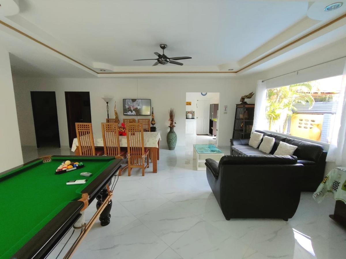 Corner - House Walking Street 4 Bedrooms Villa Pattaya